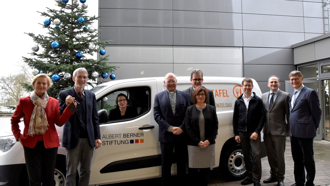 Großspende: Albert Berner-Stiftung übergibt neuen Le-bensmittel-Transporter an Künzelsauer Tafelladen 